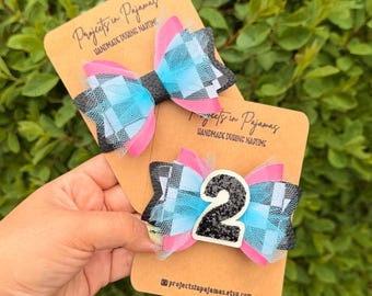 Lazo para el cabello de cumpleaños "Blink And I'm Two" – Detalle de tul de piel sintética a cuadros estilo punk rock