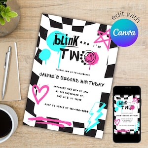Può includere: Un invito di compleanno con un bordo a scacchi in bianco e nero. L'invito presenta il testo "blink and I'm TWO" in blu e rosa, insieme al nome "Jaimie" e ai dettagli della festa. Uno smartphone mostra lo stesso design.