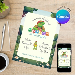 Könnte beinhalten: Eine Geburtstagseinladung mit einer Cartoon-Schildkröte, die eine Kappe trägt. Die Einladung lautet "Julian wird 5!" und enthält Veranstaltungsdetails. Ein Smartphone zeigt die Einladung. Das Design ist vor einem grün-weißen Hintergrund.
