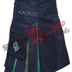 Op de afbeelding: Zwarte kilt met groen en gele geruite details. Voorzien van een zak met een klaverembleem. Inclusief zwarte bandjes met metalen hardware. De kilt heeft een geplooid ontwerp, geschikt voor diverse gelegenheden.