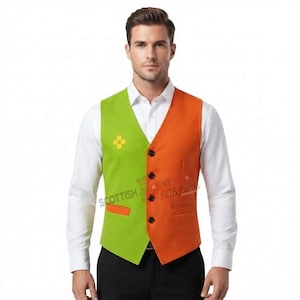 Puede incluir: Un chaleco de bloques de color con el lado izquierdo verde lima y el derecho naranja, sobre una camisa blanca de manga larga. El chaleco tiene cuatro botones negros, dos bolsillos ribeteados y un emblema amarillo de cuatro puntos.