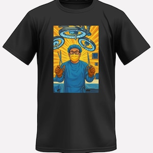 Könnte beinhalten: Schwarzes T-Shirt mit einer farbenfrohen Illustration eines Chirurgen in blauer OP-Kleidung, Maske und Mütze, der chirurgische Scheren hält. Der Hintergrund zeigt OP-Leuchten und einen gelb-orangen Ausbruch.
