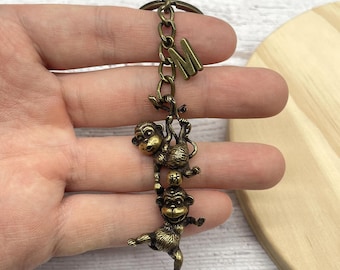 Llavero de latón con mono de la suerte, regalo de amistad para el mejor amigo, llavero de animalito adorable para él, dije de mono con inicial, talismán zodiacal vintage.