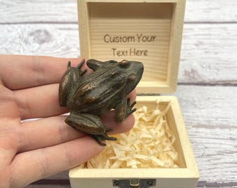 Estatua de rana de metal macizo, figura de sapo de latón pesado, pisapapeles de escritorio zen, caja grabada personalizada, regalo único de atención plena para hombres y mujeres.