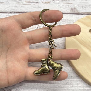 Puede incluir: Un juego de tres tazas de cerámica con un acabado mate moteado. Las tazas son en tonos crema, gris claro y gris oscuro. Cada taza tiene un diseño simple y minimalista, ideal para café o té.