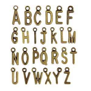Pu&ograve; includere: Una collezione di ciondoli alfabetici color oro antico, ciascuno con un piccolo anello nella parte superiore per il fissaggio a gioielli o altri lavori artigianali. Le lettere dalla A alla Z sono visualizzate, perfette per creazioni personalizzate.