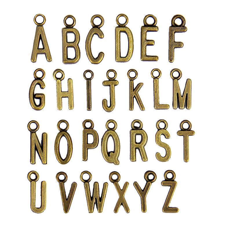 Pu&ograve; includere: Una collezione di ciondoli alfabetici color oro antico, ciascuno con un piccolo anello nella parte superiore per il fissaggio a gioielli o altri lavori artigianali. Le lettere dalla A alla Z sono visualizzate, perfette per creazioni personalizzate.