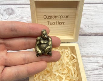 Figura de gorila de metal macizo, escultura de simio de espalda plateada, mascota de escritorio de mono musculoso, caja de madera grabada personalizada, regalo de fuerza único para él