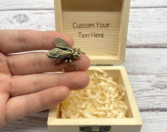 Figura de mosca de latón macizo, pequeña estatua de insecto, mascota de escritorio caprichosa, caja de madera grabada a medida, regalo único y curioso, arte natural en miniatura.