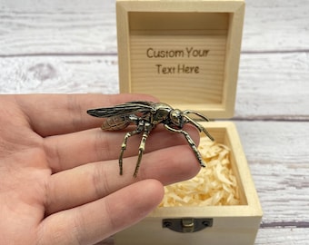 Estatua de avispa de latón, caja de madera grabada a medida, decoración de micro paisaje para terrario, figura de avispa de latón macizo, regalo de cumpleaños único para un amigo.