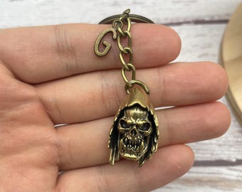 Llavero de capa de calavera de latón personalizado, colgante de segador gótico vintage, dije de letra personalizado, regalo de Halloween y Navidad para amigos o hombres.
