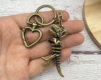 Llavero de esqueleto de dinosaurio de latón personalizado, colgante de fósil jurásico vintage, dije de letra personalizado, regalo para él o ella, coleccionable único.