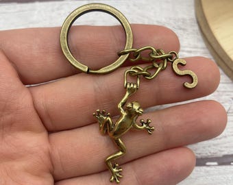 カエルのキーホルダー♡ 小さな真鍮製のカエルのキーホルダー：ミニチュアの幸運のお守り