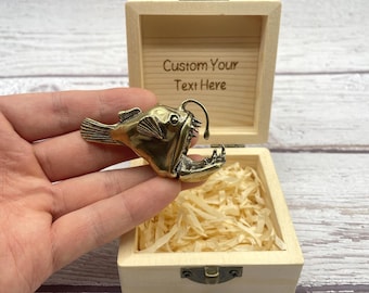 Figura de rape de latón macizo, antiguo monstruo de las profundidades marinas, mascota de escritorio Steampunk con forma de pez linterna, caja de madera personalizada, regalo náutico único para coleccionistas.