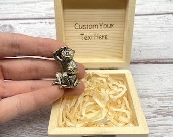 Figura de mono de latón, escultura de mono del zodíaco hecha a mano, decoración de escritorio vintage de latón, amuleto de la suerte, caja de regalo personalizada.