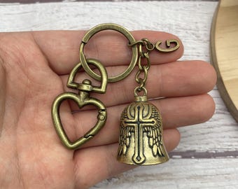 Llavero de campana de latón con dije de cruz de ala de ángel, regalo personalizado con inicial para motociclistas, amigos, cumpleaños y Navidad