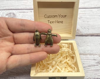 Figuras de pingüinos de latón, adorables mascotas de escritorio, conmovedora decoración de compañía, caja grabada personalizada, regalo de recuerdo único para parejas.
