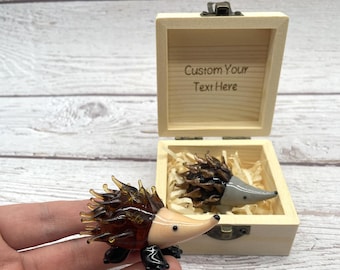 Glas Igel Figur, mundgeblasene Tierskulptur, niedlicher Igel Dekor, Schreibtischverzierung, Wohnkultur Geschenk, individuelles Holzkiste Geschenk