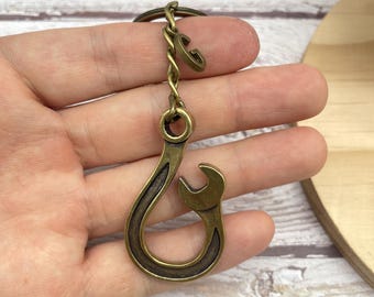 Llavero con gancho de llave inglesa de latón, colgante vintage de herramienta en forma de U, dije con letra personalizada, regalo hecho a mano para hombre, accesorio retro, regalo de cumpleaños