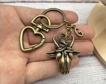 Llavero de cabeza de carnero con serpiente de latón, colgante gótico de cabra con serpiente, amuleto vintage de la suerte, regalo personalizado con letra para hombres y mujeres.