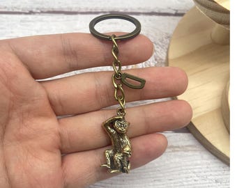 Colgante de mono de latón hecho a mano personalizado, llavero retro de animal para bolso o coche, regalo divertido para amigos o viajeros.