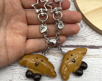 Juego de llaveros de croissant personalizados, abalorio magnético de resina para parejas o amigos, regalo personalizado con un bonito colgante de comida, regalo de San Valentín.