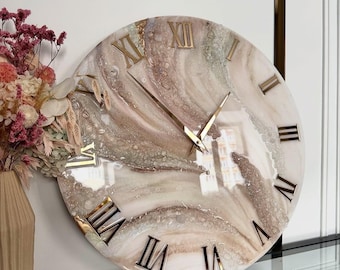 Kundenspezifische Epoxy-Wanduhr.  Creme und Goldharz, handgemachtes modernes Wohndekor