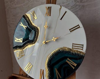 Kundenspezifische Epoxy-Wanduhr. Gold und grünes Harz, handgemachte, moderne Wohnkultur