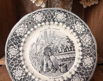 Assiette parlante Creil et Montereau Le Jardinier N9 Les Gens du Village 19cm faïence ancienne décor noir vintage