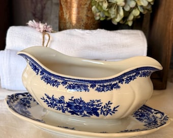 アンティークのビレロイ＆ボッホ ファザン グレイビーボート（トレイ付き） – 青と白の磁器 – ロマンチックなヴィンテージフローラルデザイン
