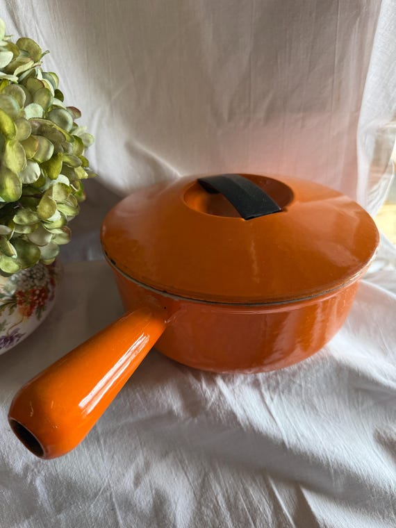 Casserole vintage en fonte émaillée Cousances n20 – orange vif – made in France – cuisine rétro années 60–70 - France