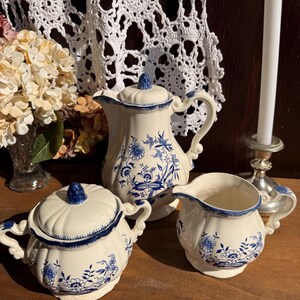 Service à café Sarreguemines Lancaster vintage – Cafetière, sucrier et pot à lait en faïence – Décor floral bleu cobalt – French vintage