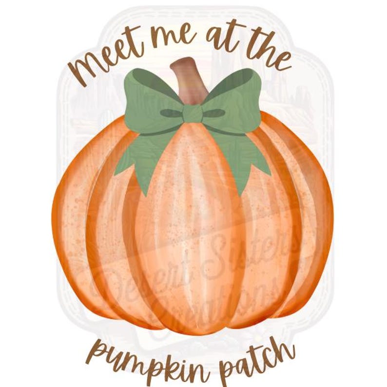 Op de afbeelding: Illustratie van een oranje pompoen met een groene strik en bruine steel. De tekst "Meet me at the pumpkin patch" is in bruin schrift rond de pompoen geschreven.