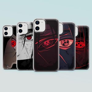 Puede incluir: Una colección de cinco fundas transparentes para teléfono, cada una con un diseño de ojo de estilo anime diferente en tonos rojos y negros. Las fundas están dispuestas en fila, mostrando varias interpretaciones artísticas del ojo.