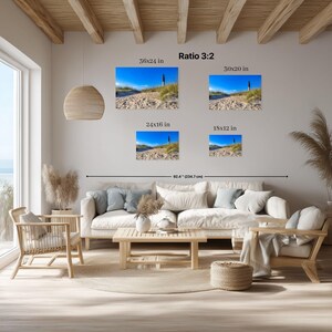 Peut inclure: Quatre impressions encadr&eacute;es de paysages avec un rapport 3:2 sont affich&eacute;es sur un mur blanc. Les impressions repr&eacute;sentent un sentier sablonneux menant &agrave; l'oc&eacute;an sous un ciel bleu vif. Les tailles sont de 91x61 cm, 76x51 cm, 61x41 cm et 46x30 cm. La largeur totale est de 234,7 cm.