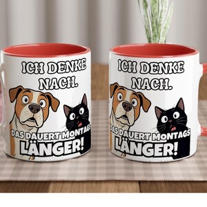 Estoy pensando. Tardo más los lunes. – Taza divertida con perro y gato | Humor de oficina