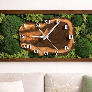 Drewniany zegar ścienny z naturalnym mchem • • Rustykalny zielony wystrój • Ścienna dekoracja z mchu • Unikatowy zegar ścienny z motywem natury • Ręcznie robiony prezent