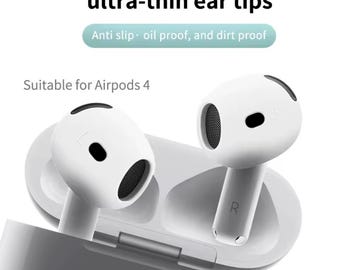 Könnte beinhalten: Weiße kabellose Ohrhörer mit dem Text "Silicone skin friendly ultra-thin ear tips" und "Anti slip oil proof, and dirt proof". Die Ohrhörer befinden sich in einem Ladecase, mit dem Text "Suitable for Airpods 4".