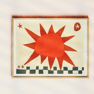 Peut inclure: Impression d'art encadr&eacute;e avec un soleil orange vif sur fond cr&egrave;me. L'&oelig;uvre comprend des &eacute;toiles et un motif &agrave; carreaux. Le cadre est en bois clair. Id&eacute;al pour la d&eacute;coration int&eacute;rieure.