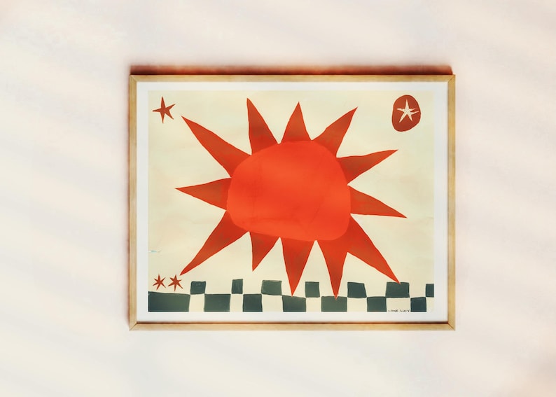 Peut inclure: Impression d'art encadr&eacute;e avec un soleil orange vif sur fond cr&egrave;me. L'&oelig;uvre comprend des &eacute;toiles et un motif &agrave; carreaux. Le cadre est en bois clair. Id&eacute;al pour la d&eacute;coration int&eacute;rieure.