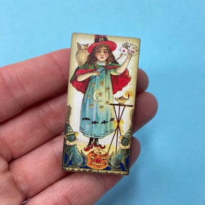 Sorcière tenant une baguette et des cartes broche en bois Halloween citrouille Jack O lanterne hibou chats chauves-souris étoile Costume illustration cadeau d'anniversaire tenue