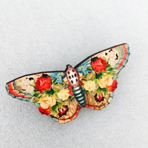Pastel amarelo e vermelho rosa borboleta broche de madeira pino presente de aniversário rosas de madeira natureza vida selvagem pequeno presente inseto exclusivo para ela