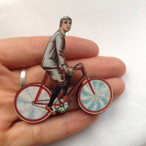 Schooljongen Victoriaanse Fietsen Gentleman - Man op Fiets, Houten Broche Pin - Gift Laser Cut - Rood en Lichtblauw