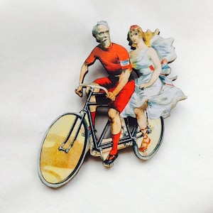 Tandum Victoriaanse fietsen heer en dame paar op fiets houten broche pin verjaardagscadeau laser gesneden fiets outfit rood beige UK