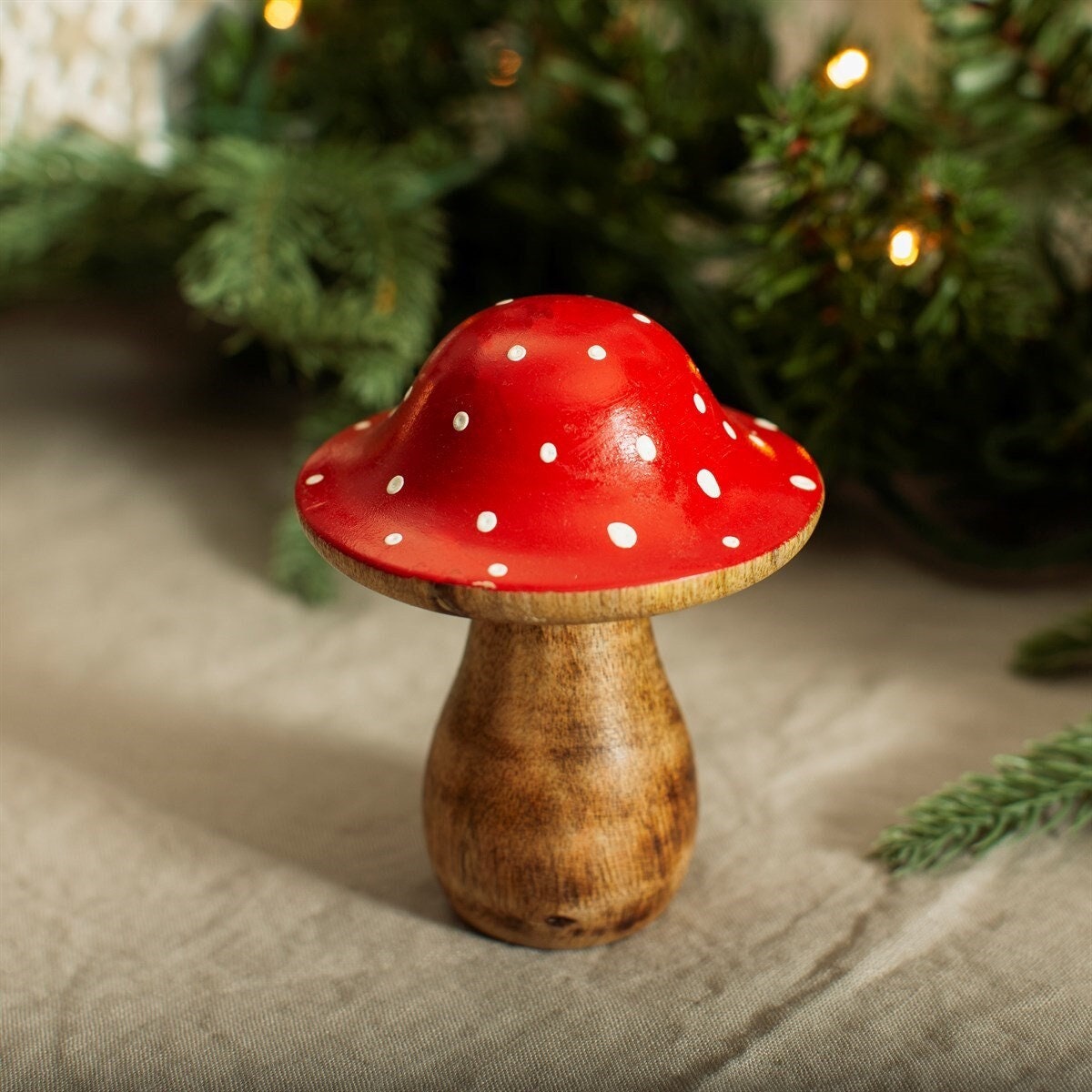 キノコ型の木製装飾品 赤と白のキノコのクリスマスボール
