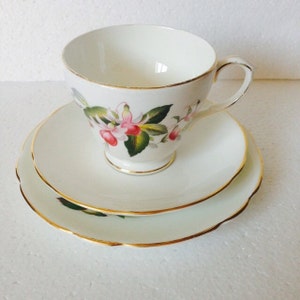 Set trio non corrispondente Oro bianco Rosa tenue Made in England Tazza da tè Piattino Piatto Duchessa Reggenza Set regalo inglese vintage Bone China Madhatters