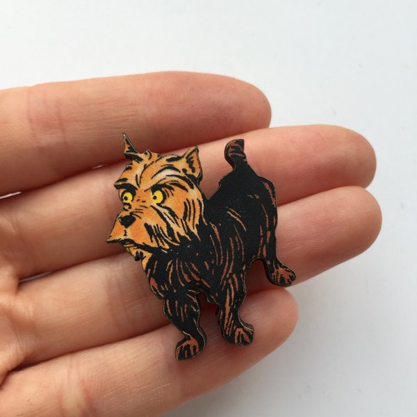 Toto Dorothy's Dog du Magicien d'Oz Broche en bois Cadeau d'anniversaire pour les vacances Cadeau de Noël pour les fans du film Land of Oz Little Doggy