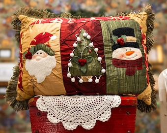 Vintage-Weihnachtskissen: Applikationen mit Weihnachtsmann, Baum und Schneemann (im Stil der Volkskunst)