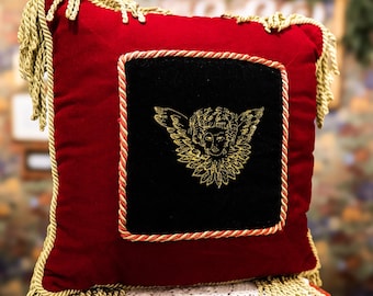 Vintage-Kissen mit Engelmotiv aus rotem Samt: Goldbestickter Engel, schwarzes Panel, goldene Fransen (Weihnachtsdeko)