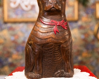 Vintage Boxer-Hundefigur | Braune Keramik in Holzoptik mit roter Schleife